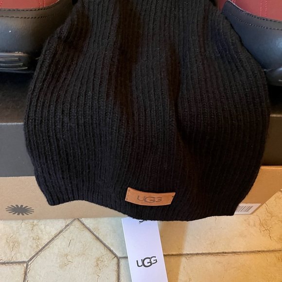 Uggs water proof winter boots& matching Uggs beanie - Picture 8 of 9